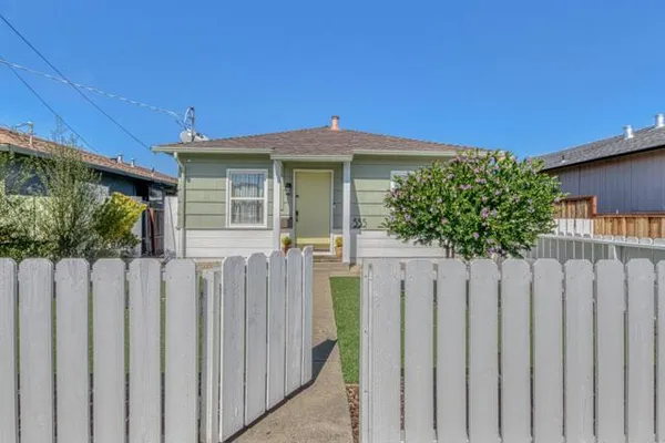 555 ELM AVE