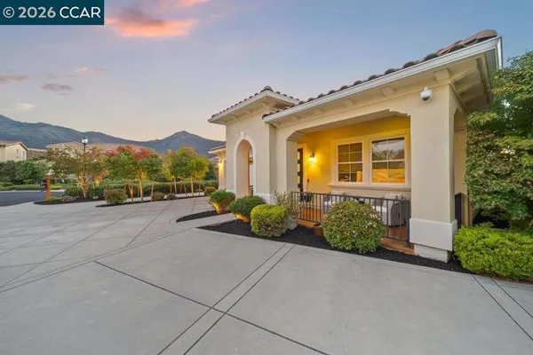 24 PROMONTORY PL