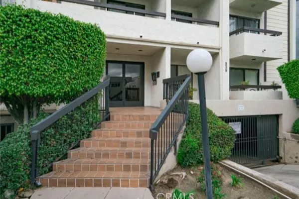 339 W WILSON AVE 305