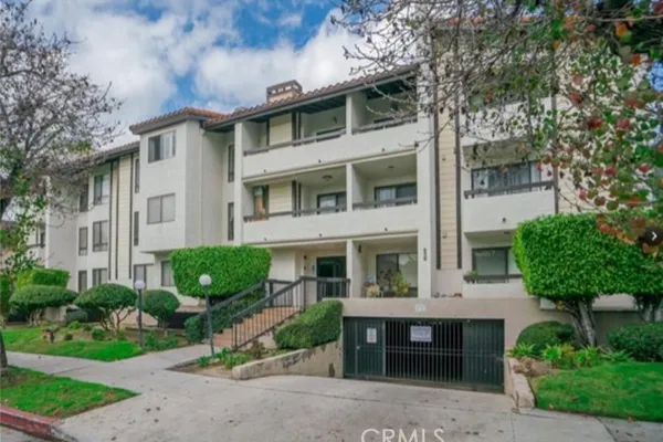 339 W WILSON AVE 305