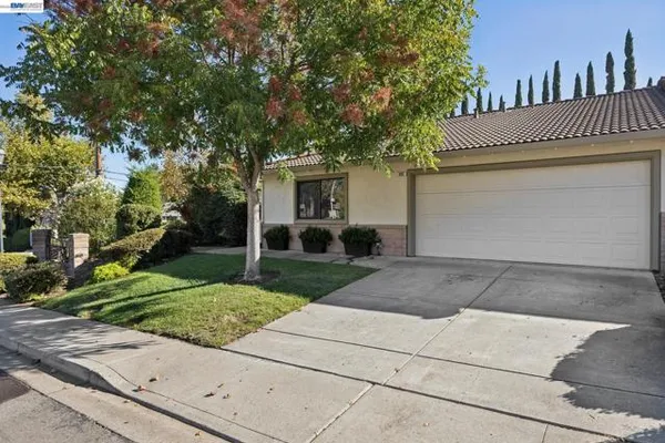 402 VINEYARD PL