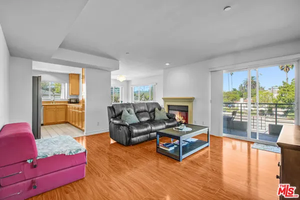 5764 SAN VICENTE BLVD 201