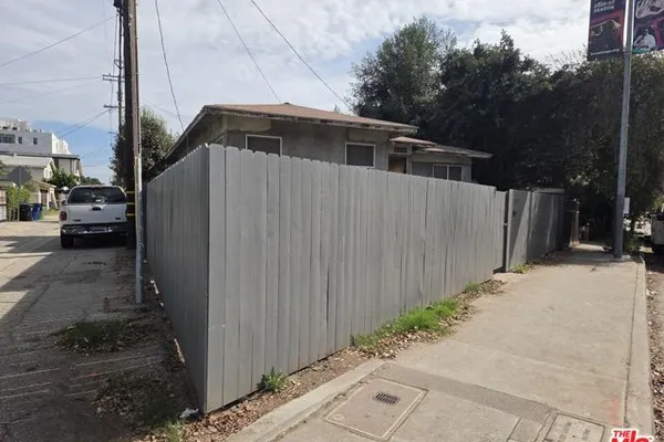 2220 S BUNDY DR