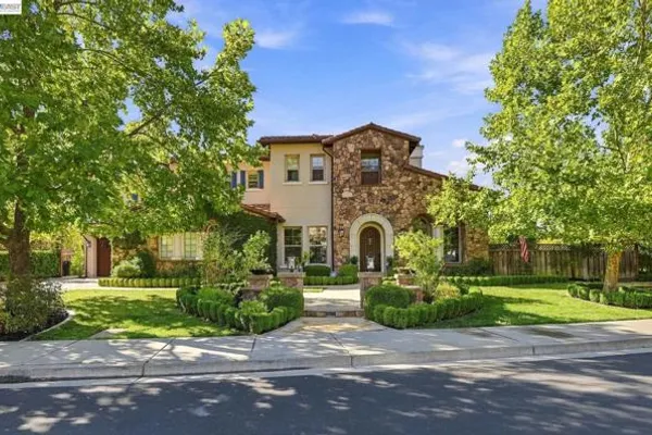 370 GOLDEN GRASS DR