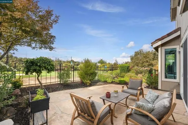 1049 FEATHER CIR