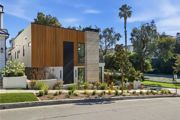 400 HELIOTROPE AVE