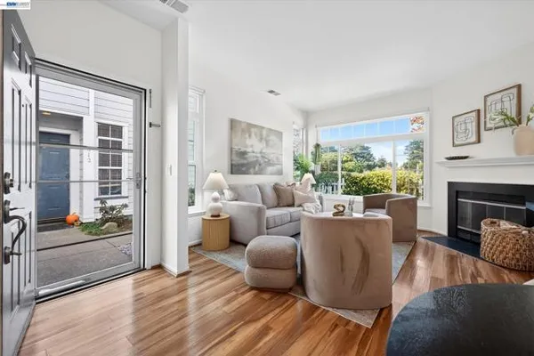 411 COMMODORE DR