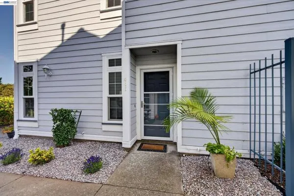 411 COMMODORE DR