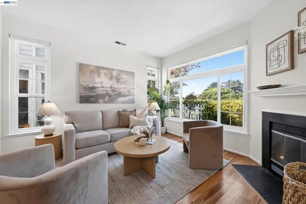 411 COMMODORE DR