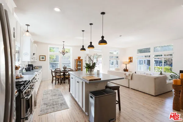 6 SHERWOOD DR