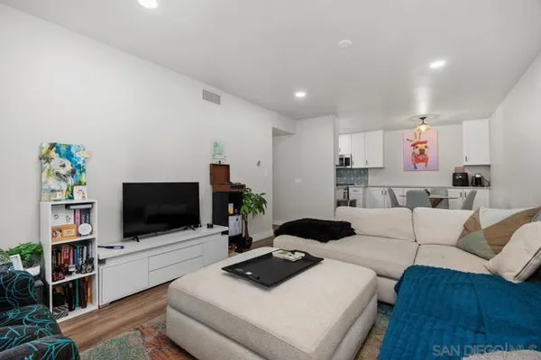 3825 CENTRE ST 11