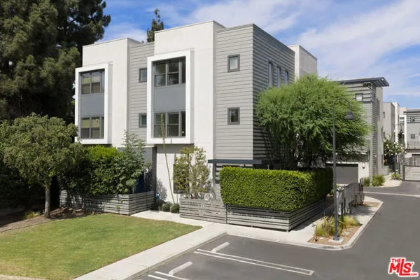 3931 EAGLE ROCK BLVD 36