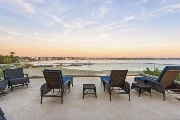 60 BAYSIDE WALK