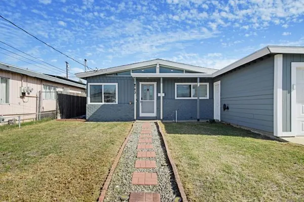 863 GINNA PL