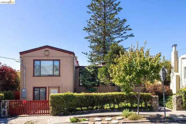 902 CARMEL AVE