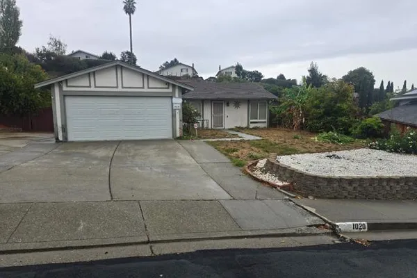 1020 SANDPOINT DR