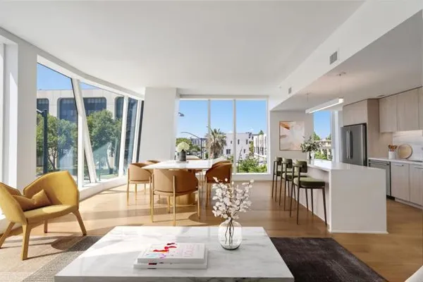 188 W SAINT JAMES ST 10402