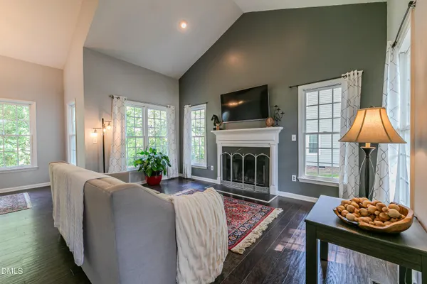 816 WHITE DAISIES CT