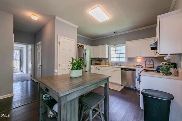 816 WHITE DAISIES CT