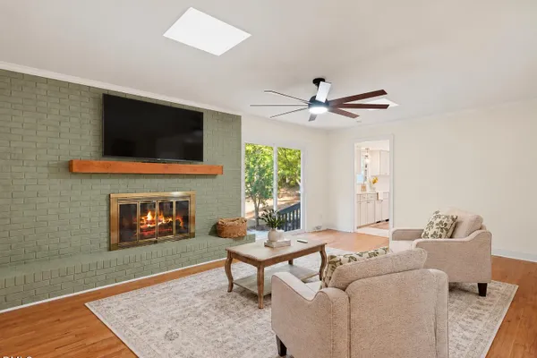 4900 LARCHMONT DR