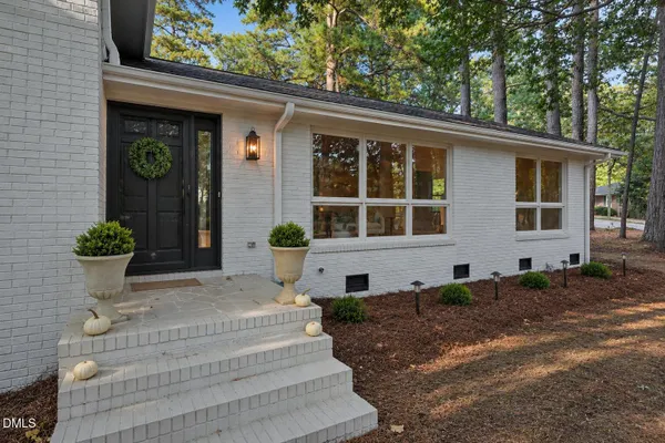 4900 LARCHMONT DR