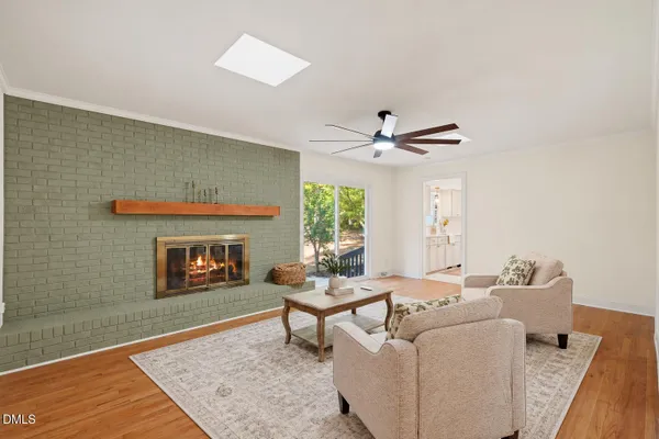 4900 LARCHMONT DR