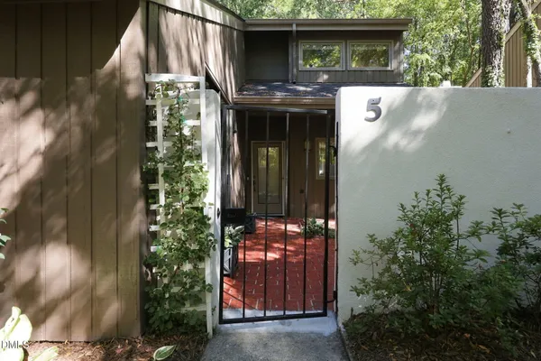 5 BANSTEAD PL