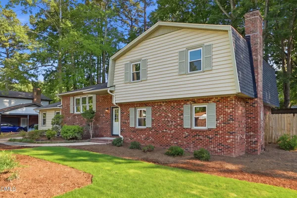 803 ROANOKE DR