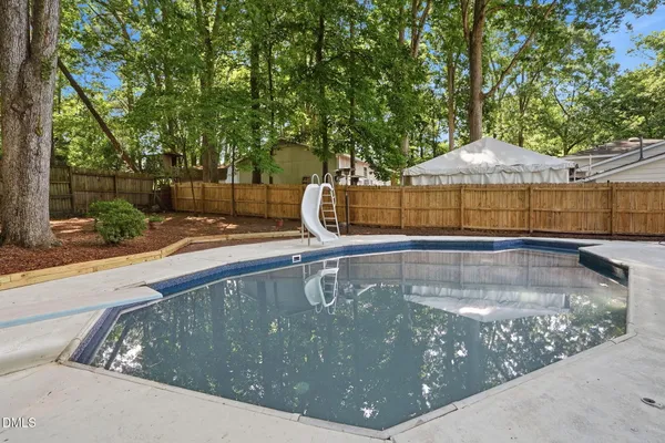 803 ROANOKE DR