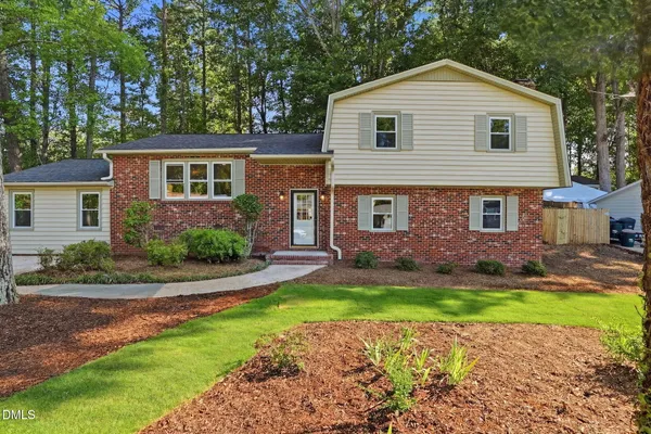 803 ROANOKE DR