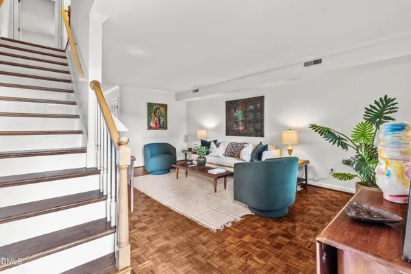 3732 JAMESTOWN CIR