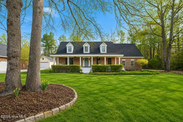 121 E POINTE RD