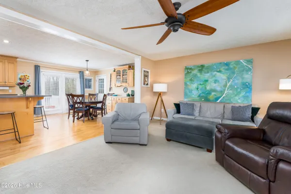 121 E POINTE RD