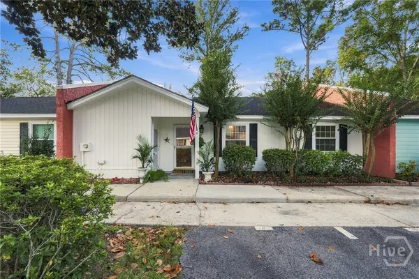 6 NAVIGATOR LN
