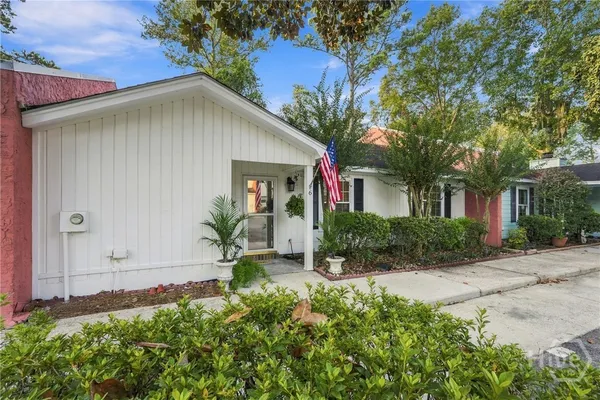 6 NAVIGATOR LN