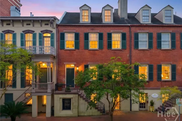 11 W CHARLTON ST