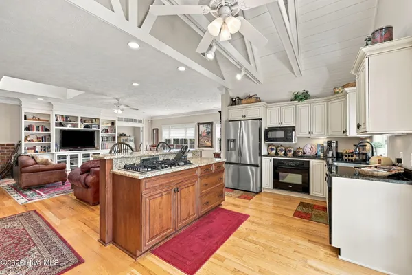 104 MEADOWS LN