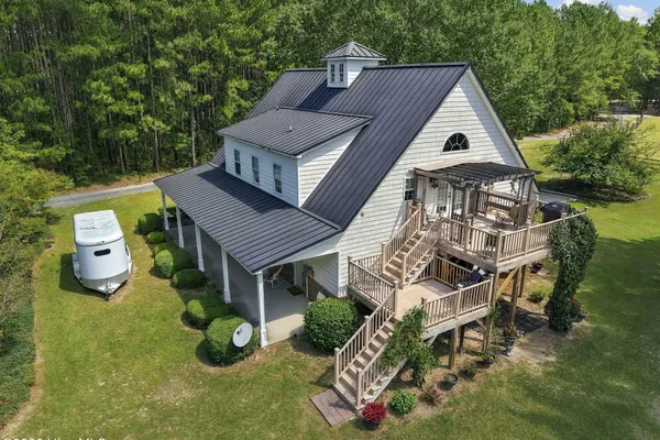104 MEADOWS LN