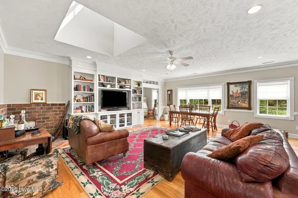 104 MEADOWS LN