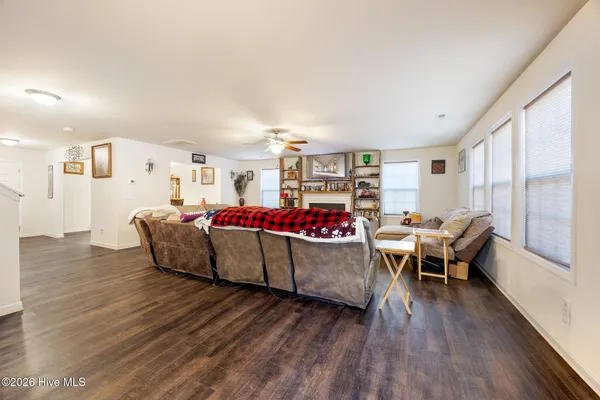 410 PARADISE LN