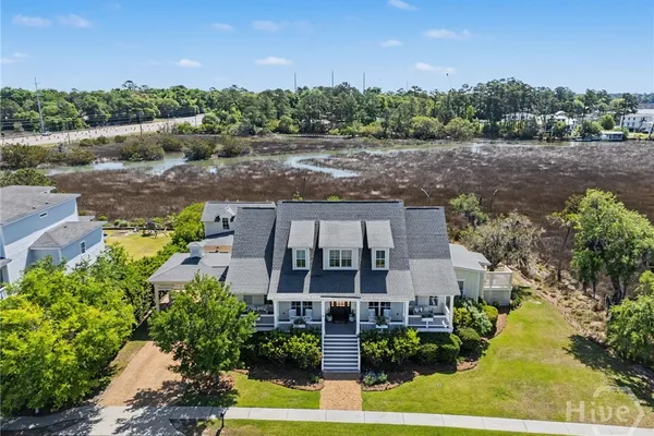 8 CARETAKERS LN