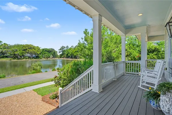 8 CARETAKERS LN