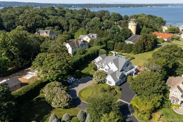 1 PEMBROKE DR
