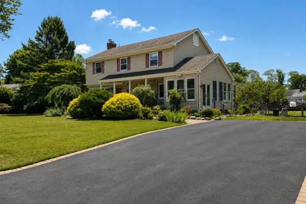 6 ROBERTS LN