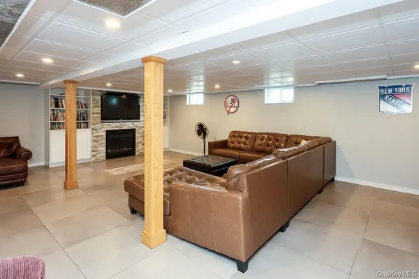 41 CAMBRIA RD