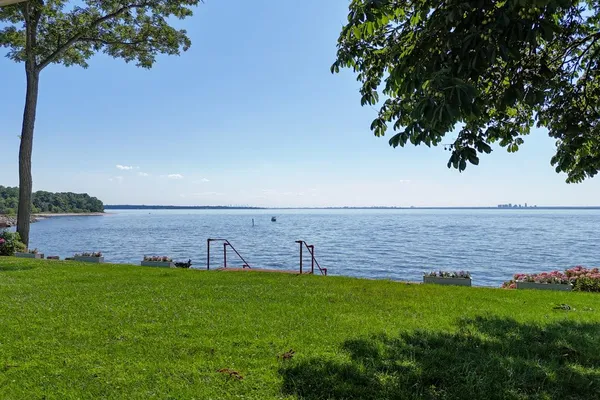 32 WESTLAND DR