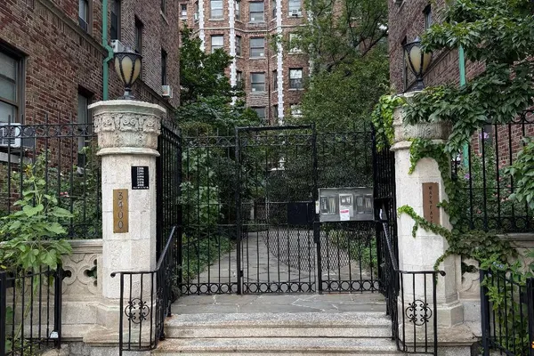 3396 WAYNE AVE D43