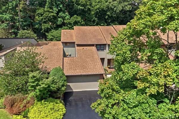 42 COUNTRY CLUB DR