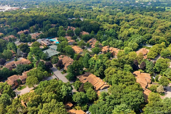 42 COUNTRY CLUB DR
