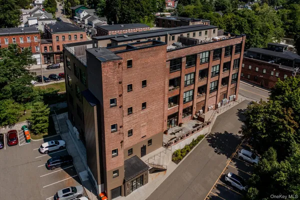 1 E MAIN ST 404